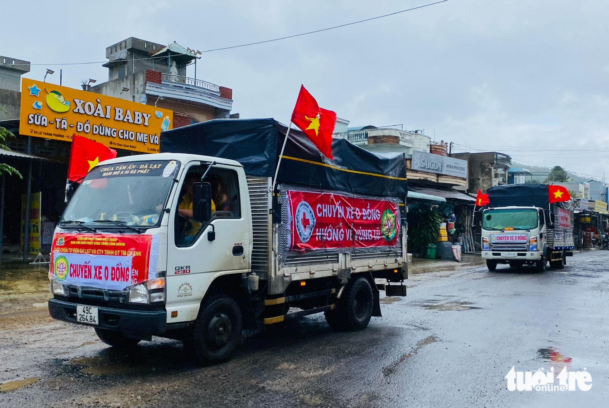 救援物资堵塞富安省洪水中心乡村道路