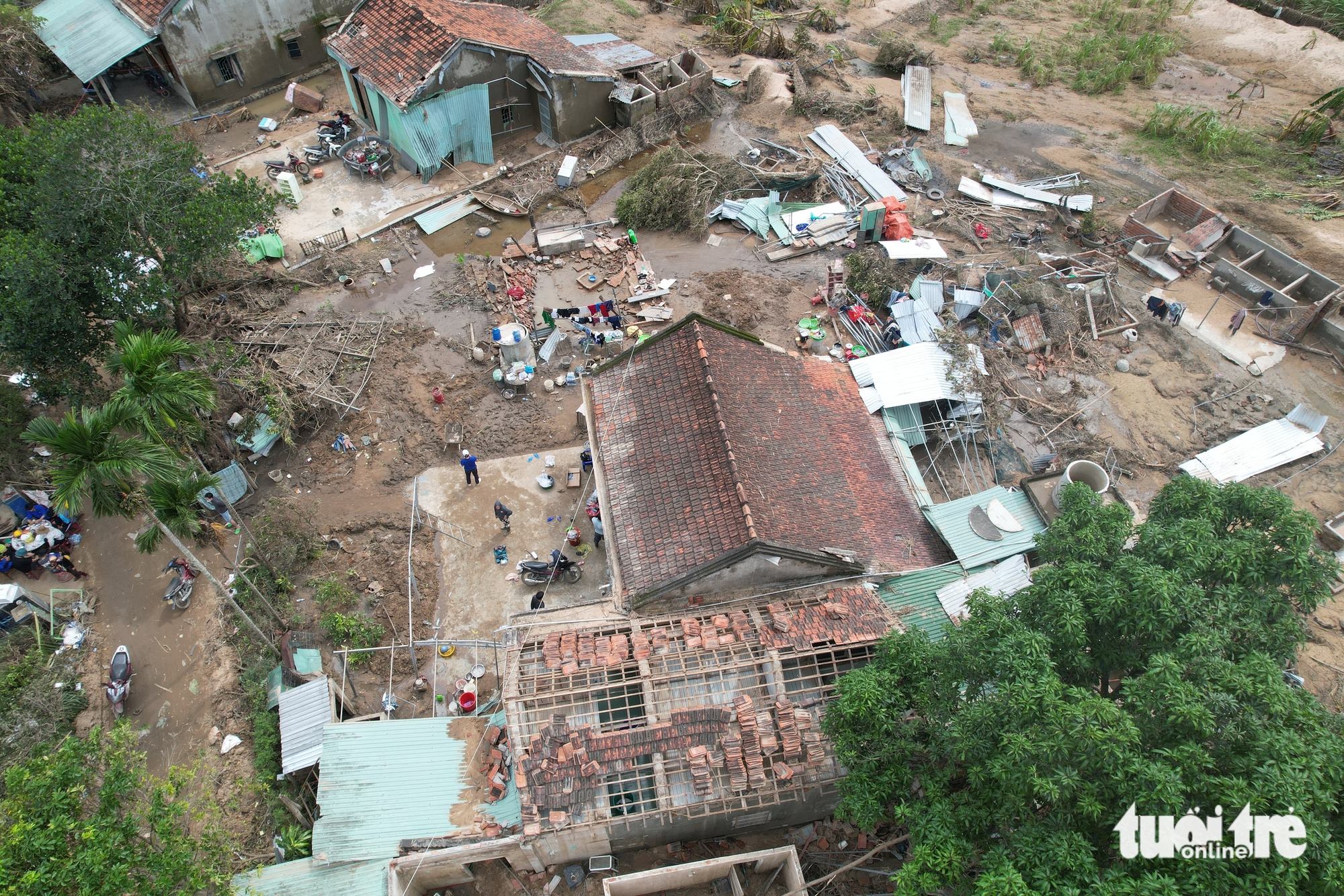 巴河洪水泛滥，白田村一片狼藉