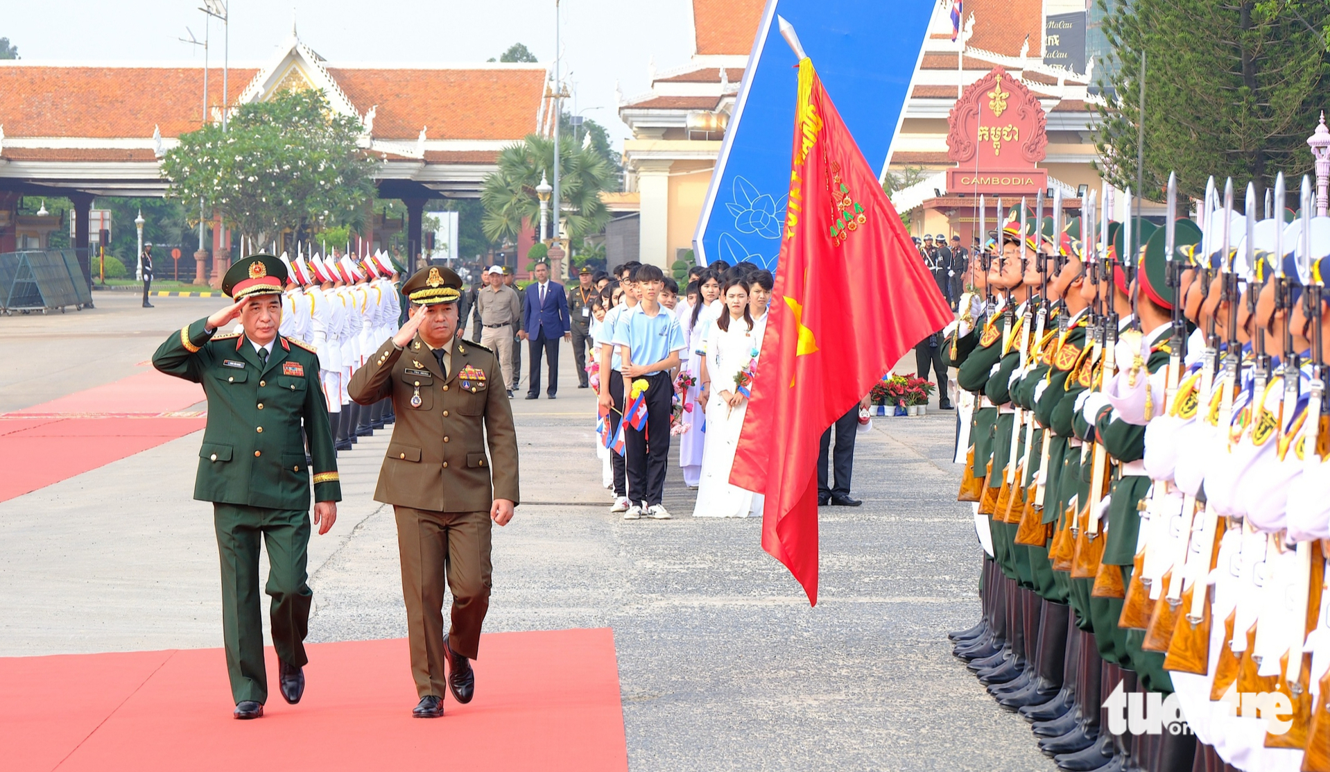 越南与柬埔寨国防部长在西宁省举行会谈