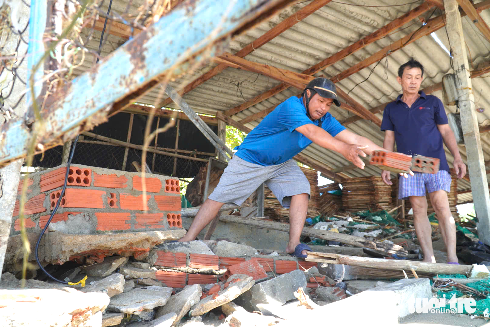 恐怖海浪夜间袭来，广南省海滨村庄一片狼藉