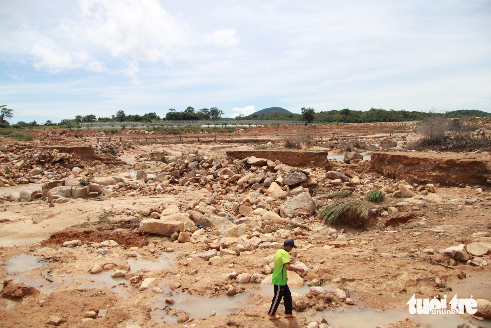 近距离观察山上水库溃坝摧毁农作物和民宅