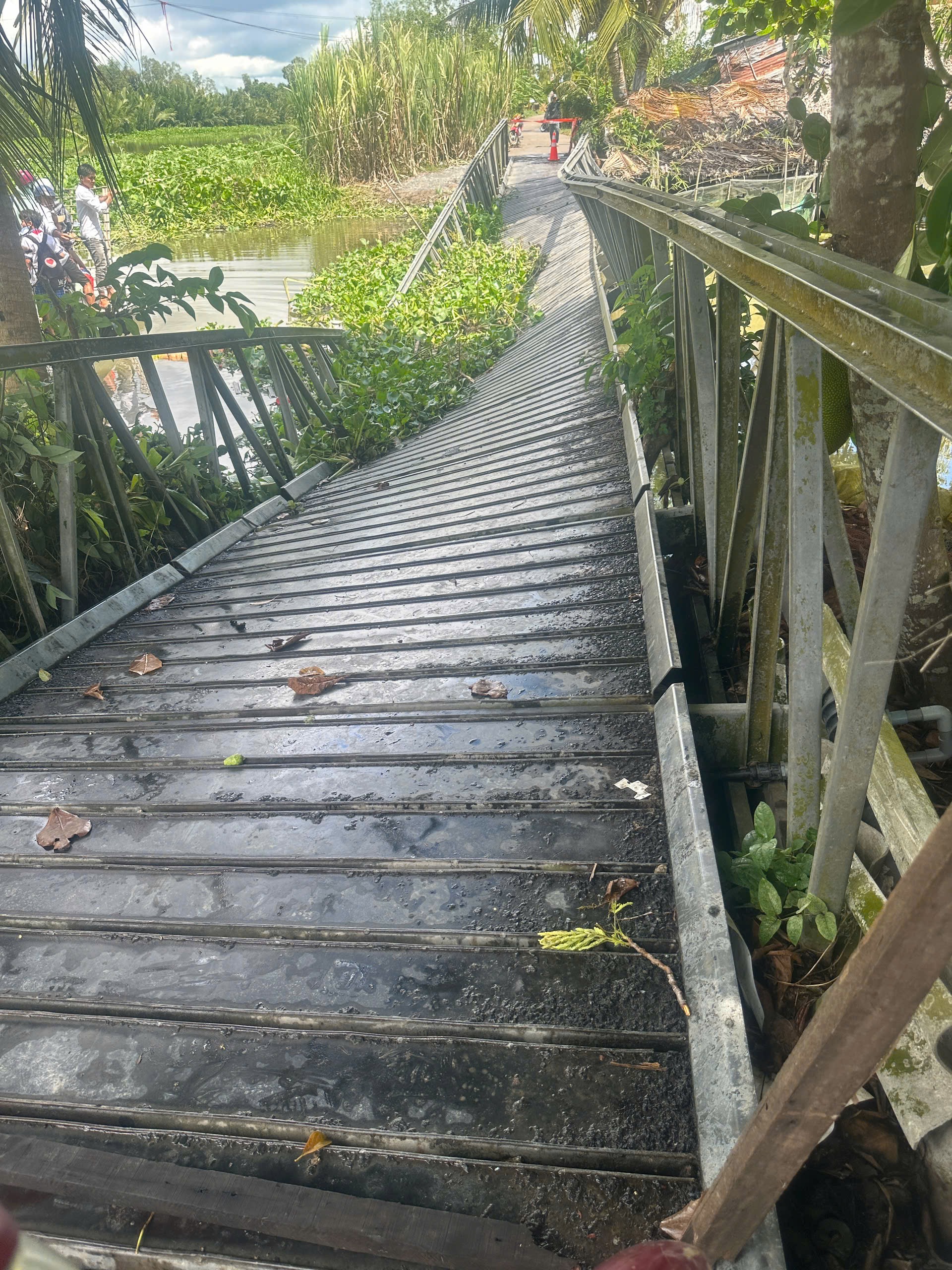 超载运输混凝土柱导致桥梁坍塌，赔偿超过2亿越南盾