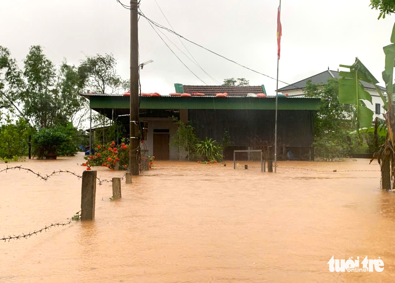 暴雨和洪水导致村庄被孤立，道路淹没在水中