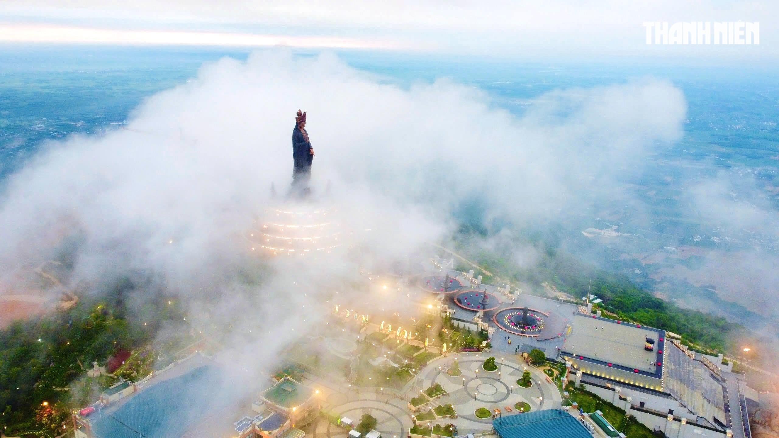 大雨后巴山山顶的梦幻景象