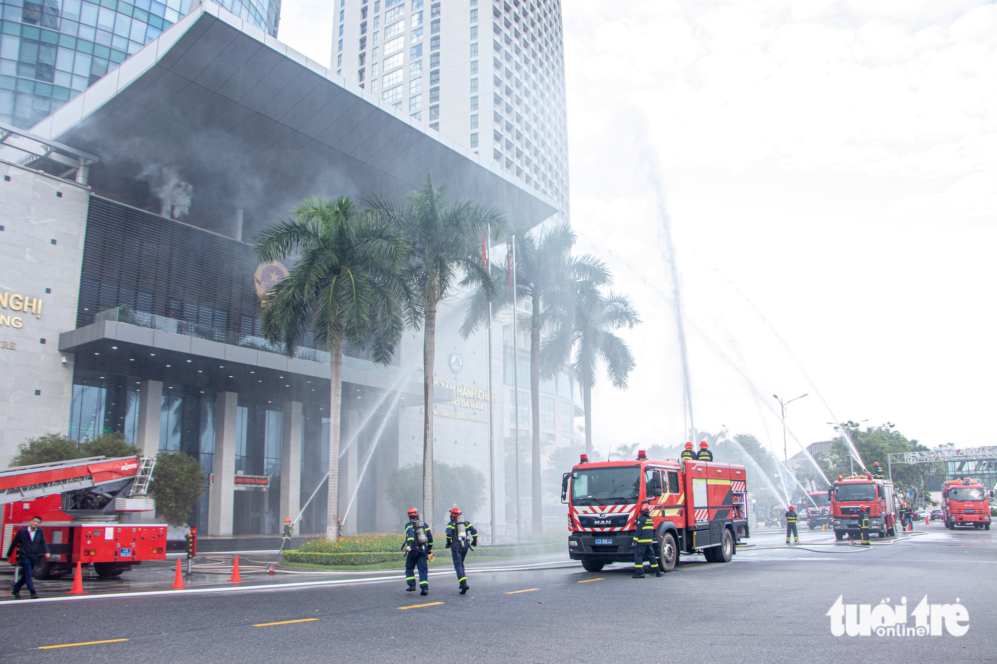 数百人在岘港行政中心进行消防演习