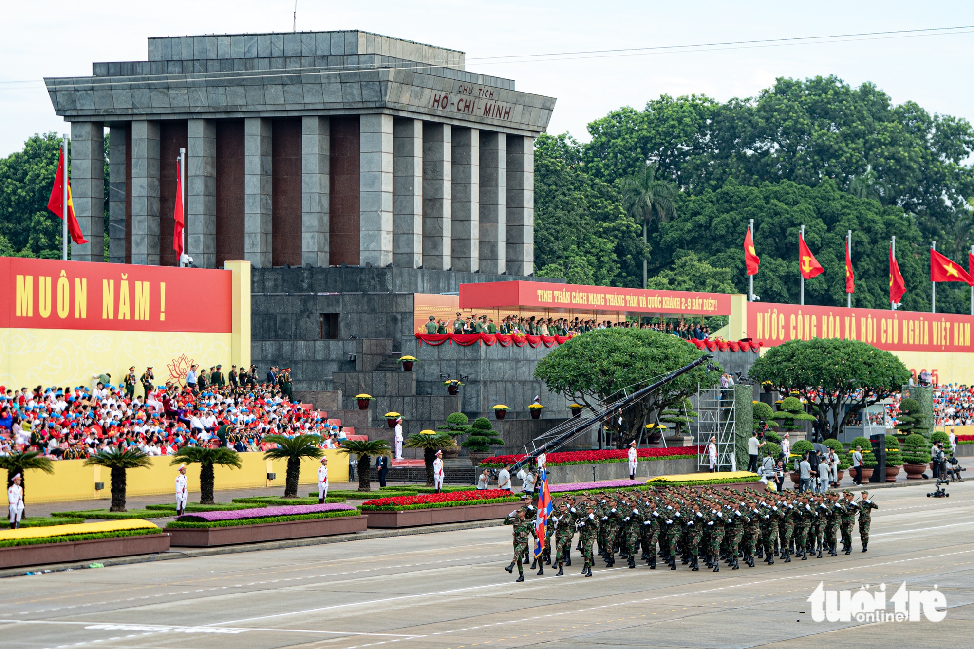 俄罗斯、中国、老挝、柬埔寨军人在巴亭广场阔步前行的画面