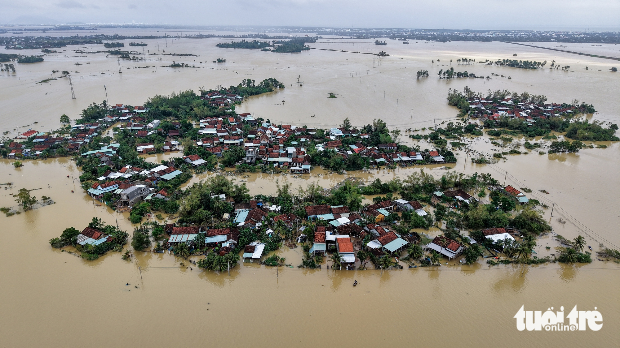 富安省旧地居民涌向第917团直升机降落点接收紧急救援物资