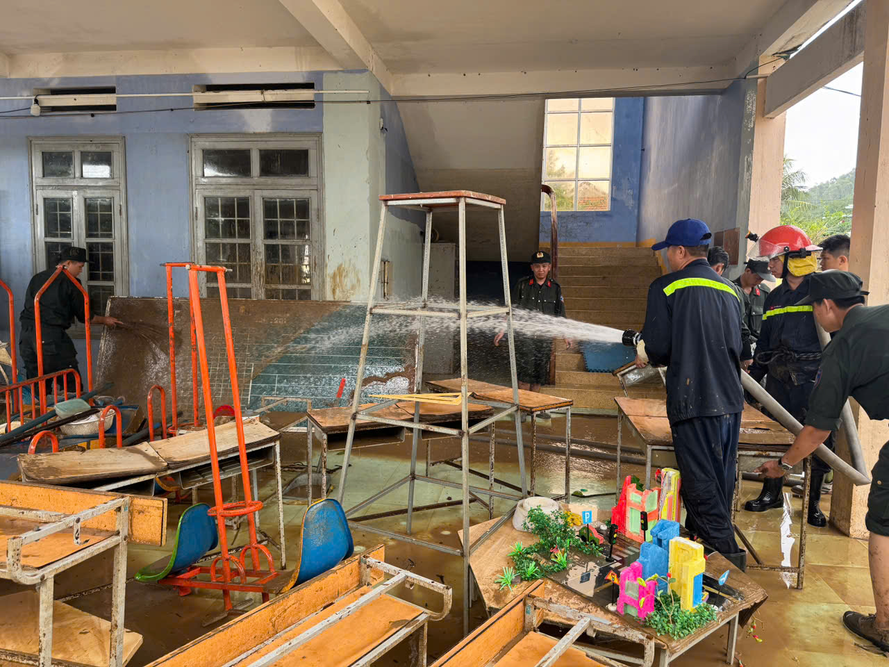 胡志明市消防员前往旧富安省支援洪水后灾民，交付近100吨救援物资