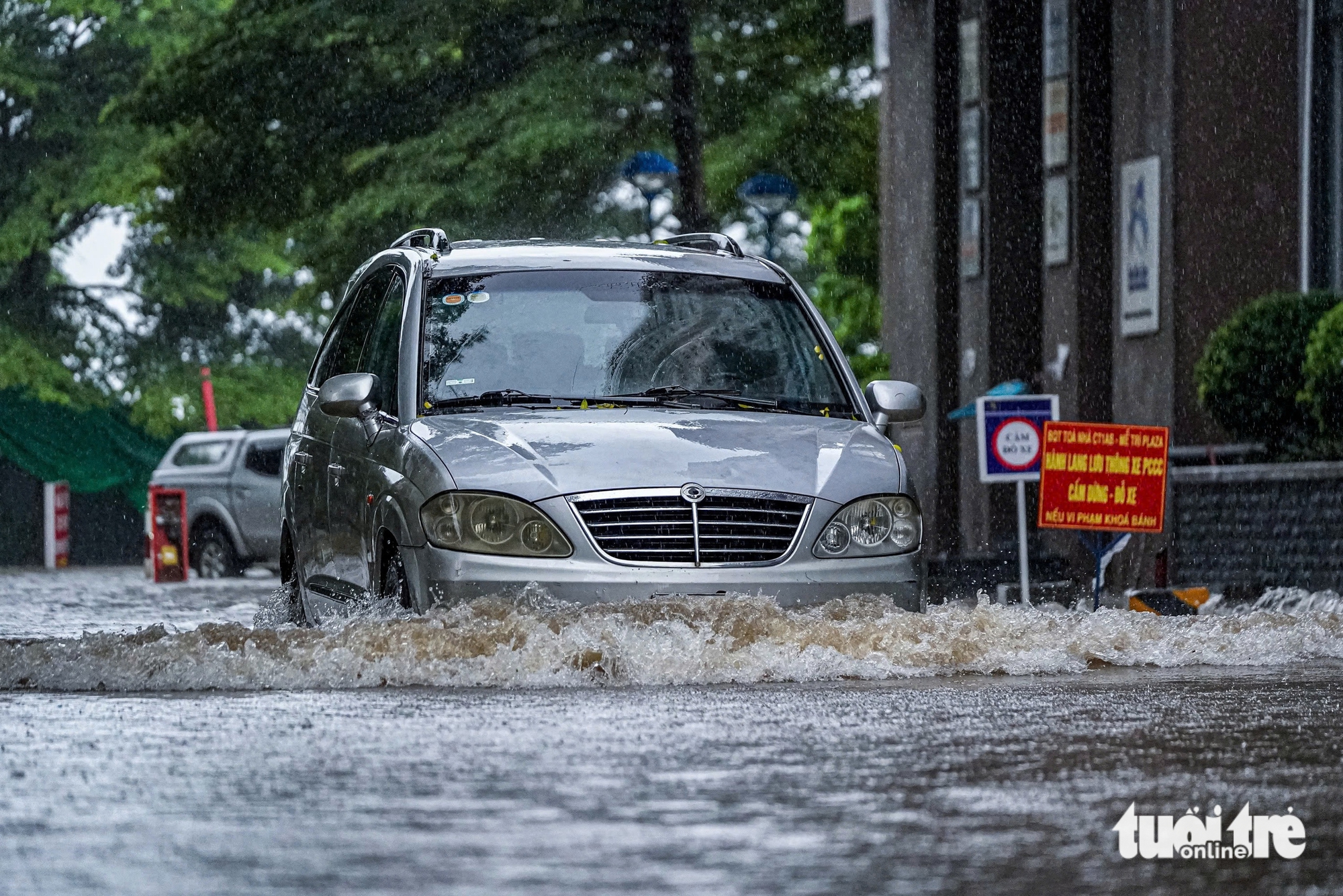 河内第五号台风整夜大雨，多条道路深积水，交通瘫痪