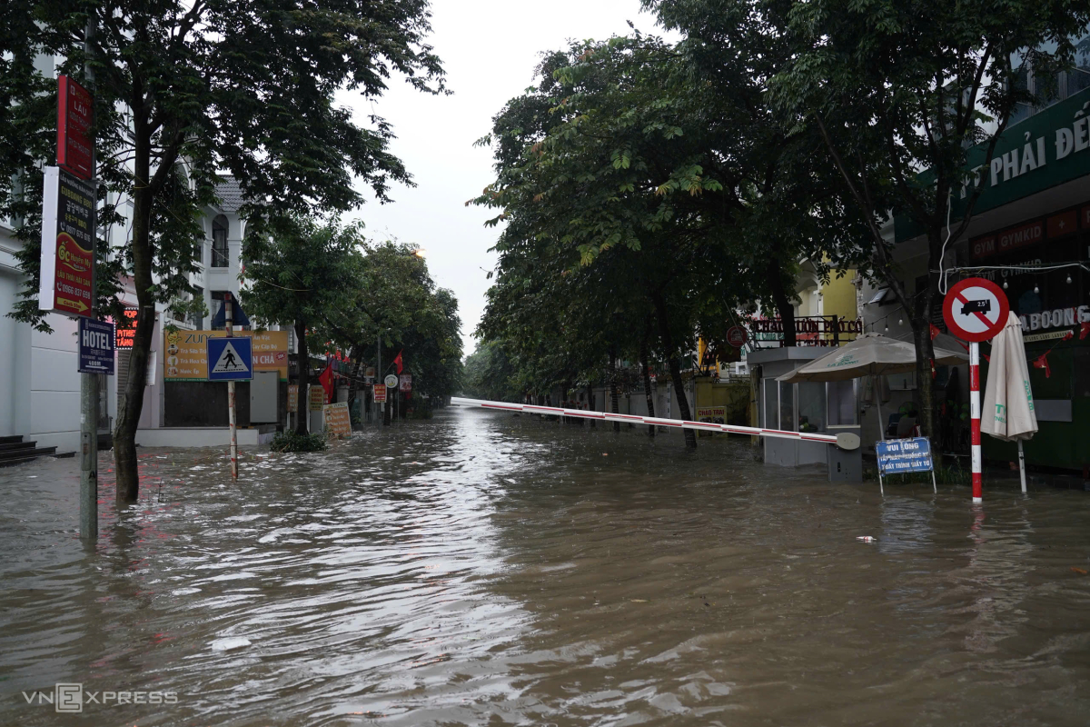 居民在桥下避雨，涉水寻找回家路