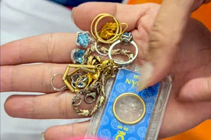 救援衣物中混入的金袋