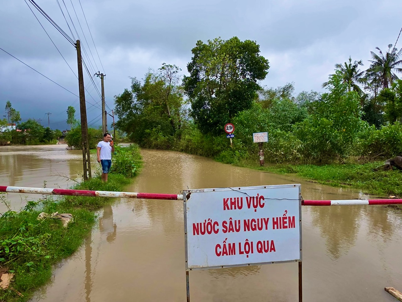 大雨淹没富安旧区部分地区