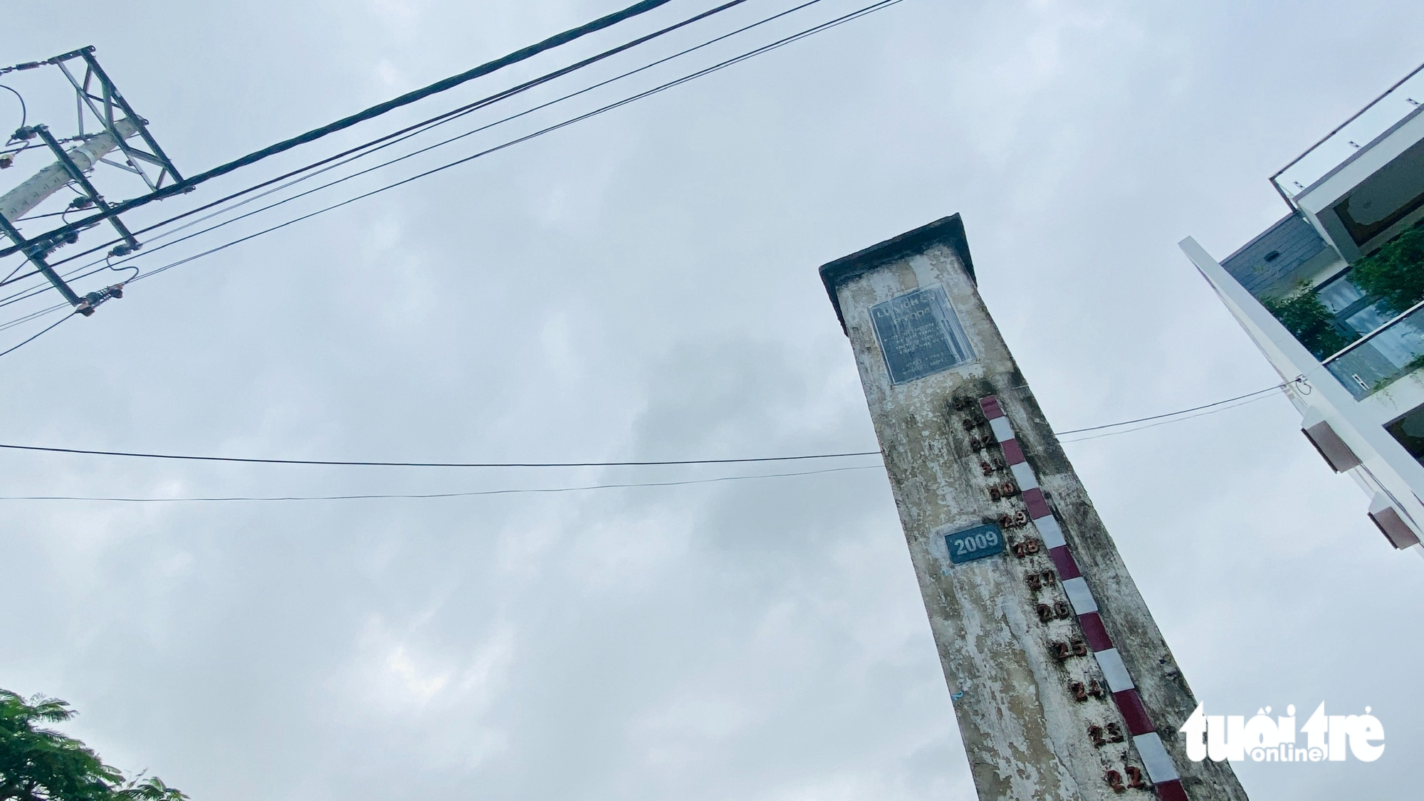 许多爱心人士已来到富安省深淹4米区域的‘空园空屋’居民家中