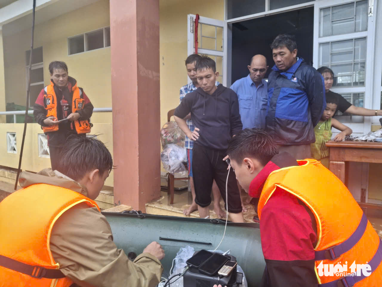 进入被洪水孤立的'绿洲'福江村