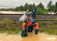 岘港:优先将洪水孤立地区的老人和儿童转移到安全地点