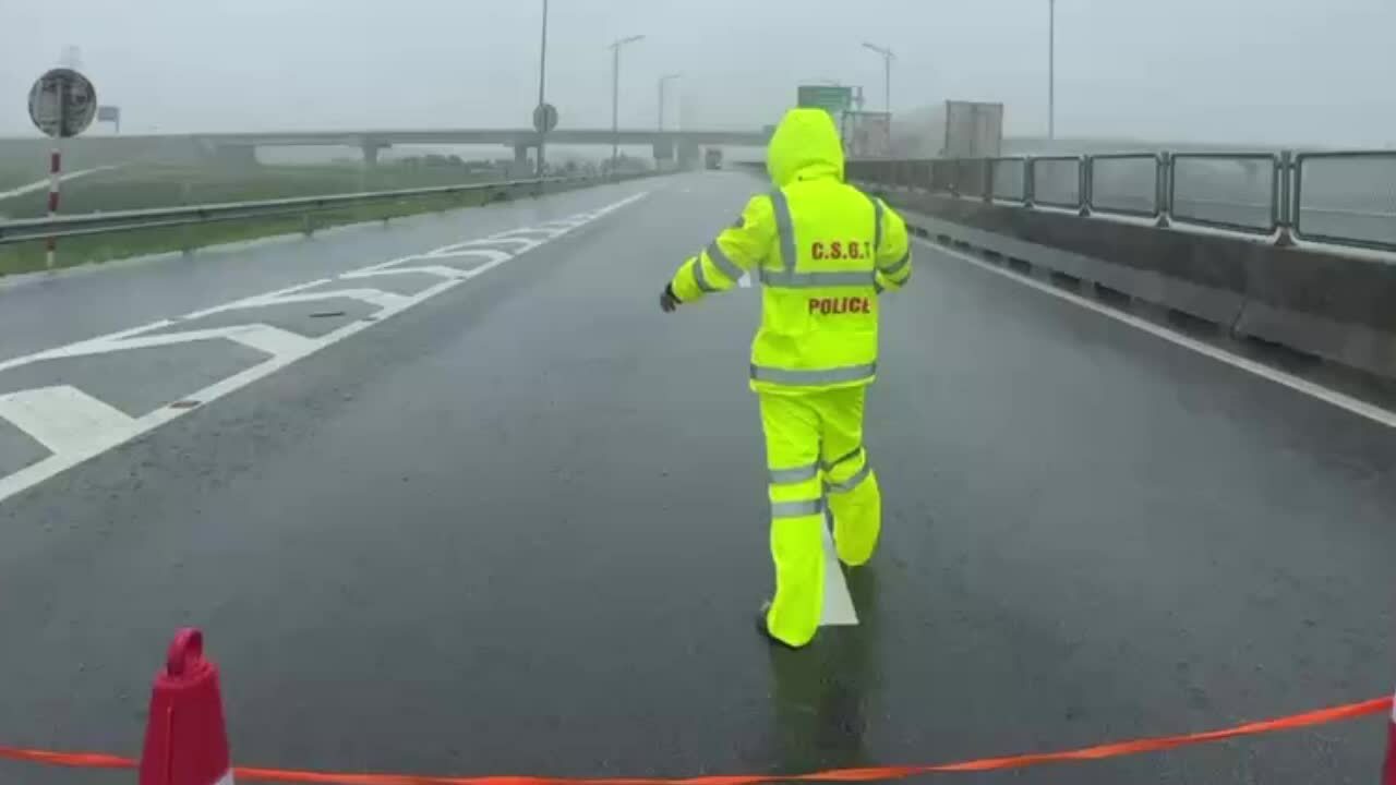 台风登陆前停止火车，关闭高速公路