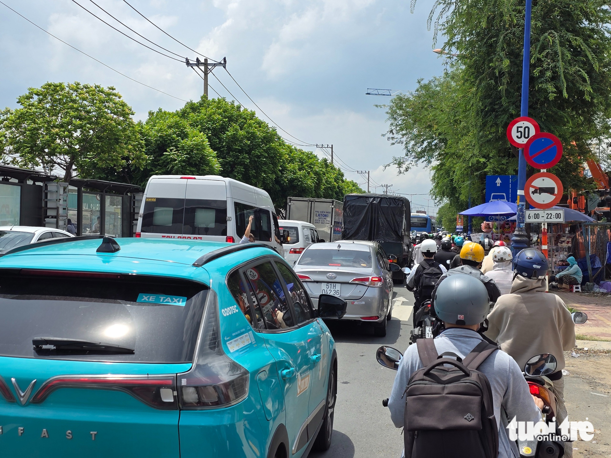 中午阳光下的守德十字路口四面堵车，原因何在？