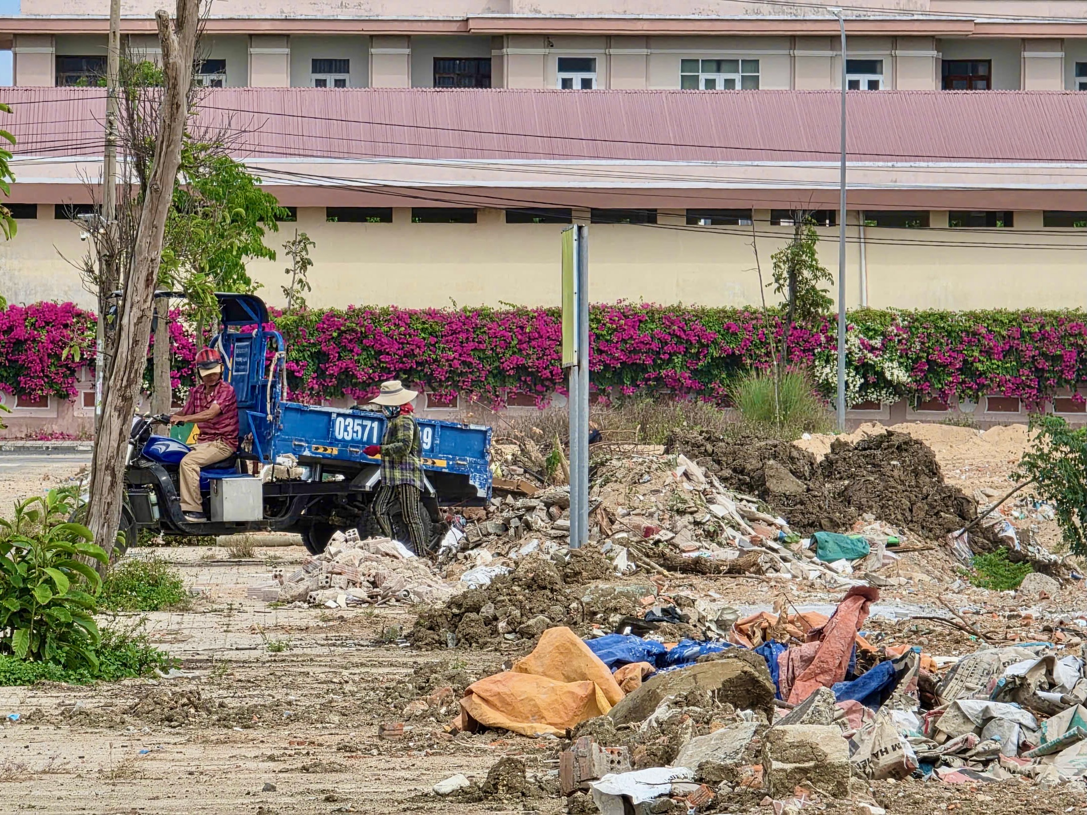 城市项目土地被‘变成’非法倾倒建筑垃圾的场地