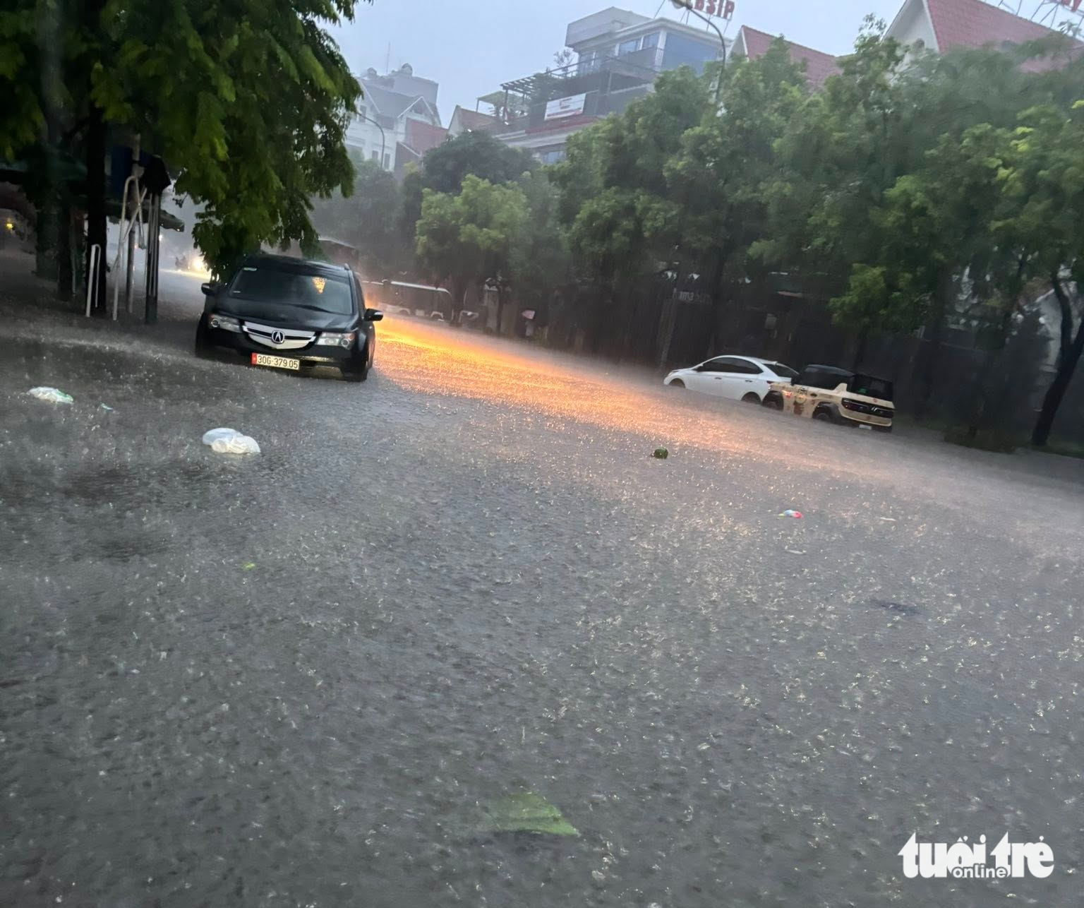 河内第五号台风整夜大雨，多条道路深积水，交通瘫痪