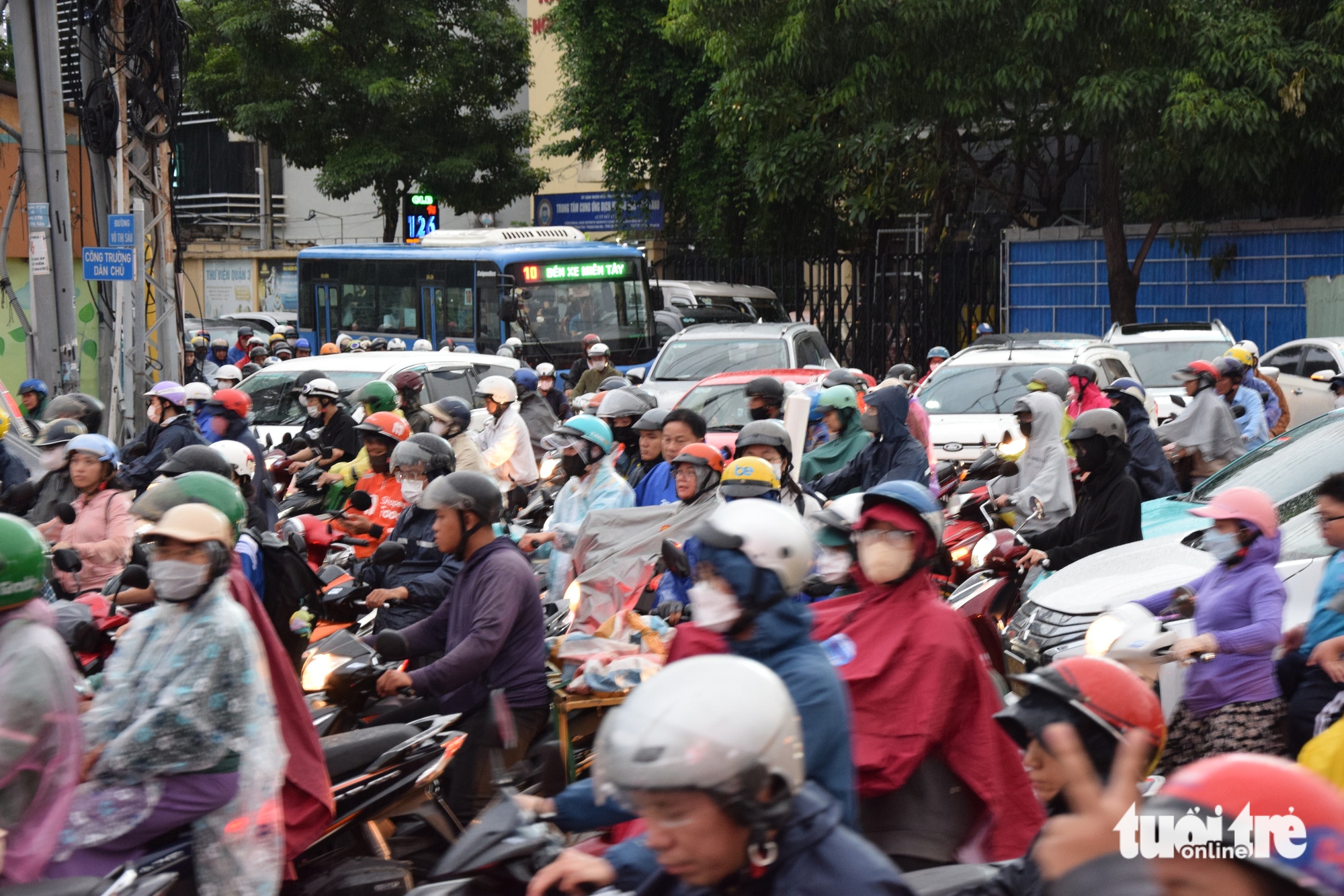 民主广场环岛经常交通堵塞，民众希望早日拆除'路障'