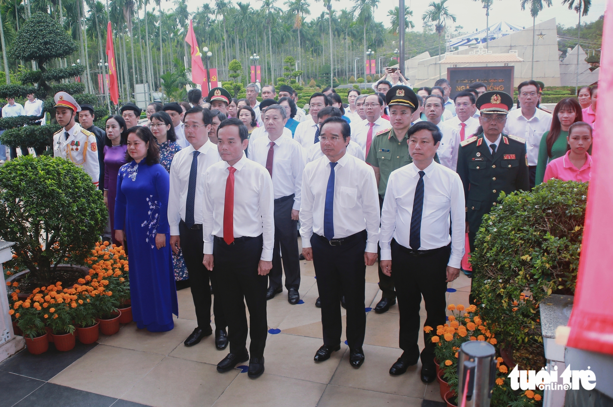 胡志明市领导敬香，参加纪念南部起义85周年集会