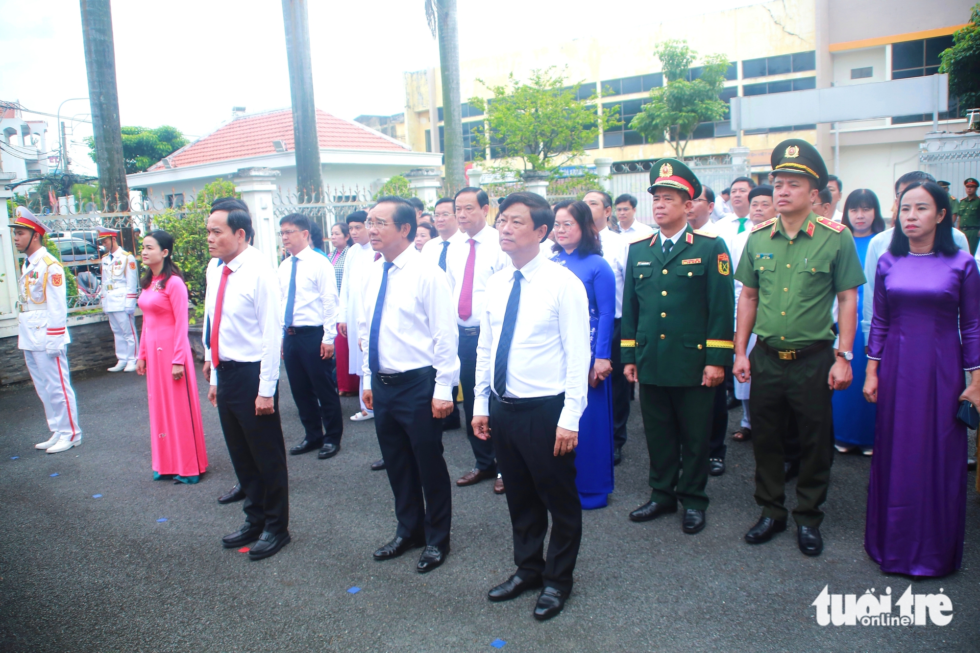 胡志明市领导敬香，参加纪念南部起义85周年集会