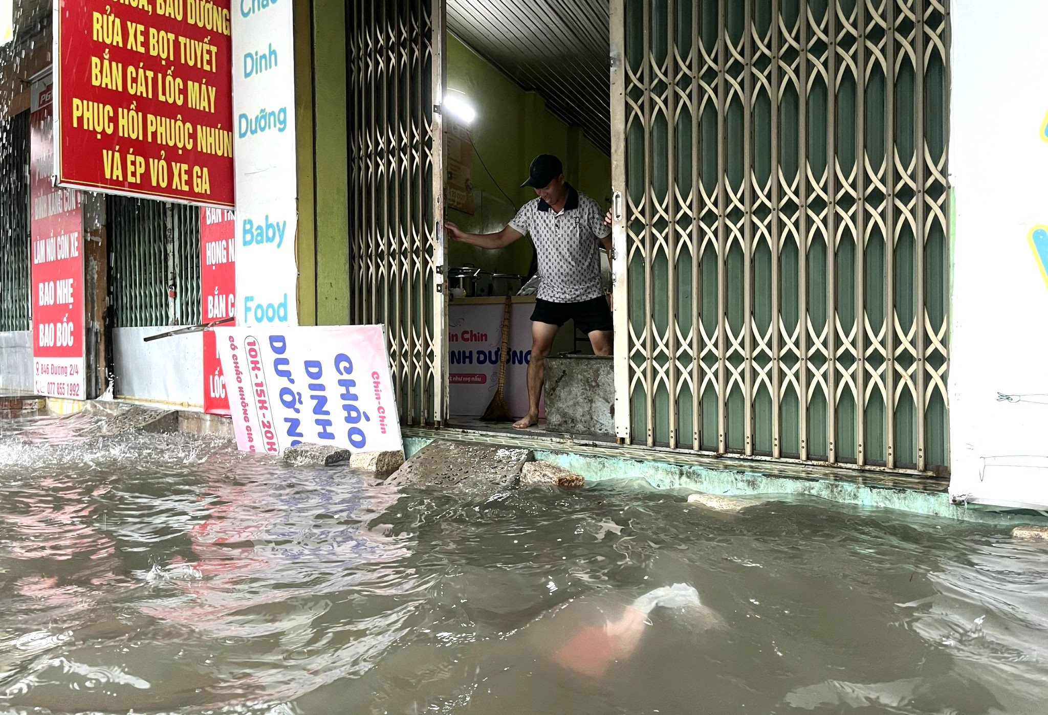大雨，洪水涌入芽庄北部的民居