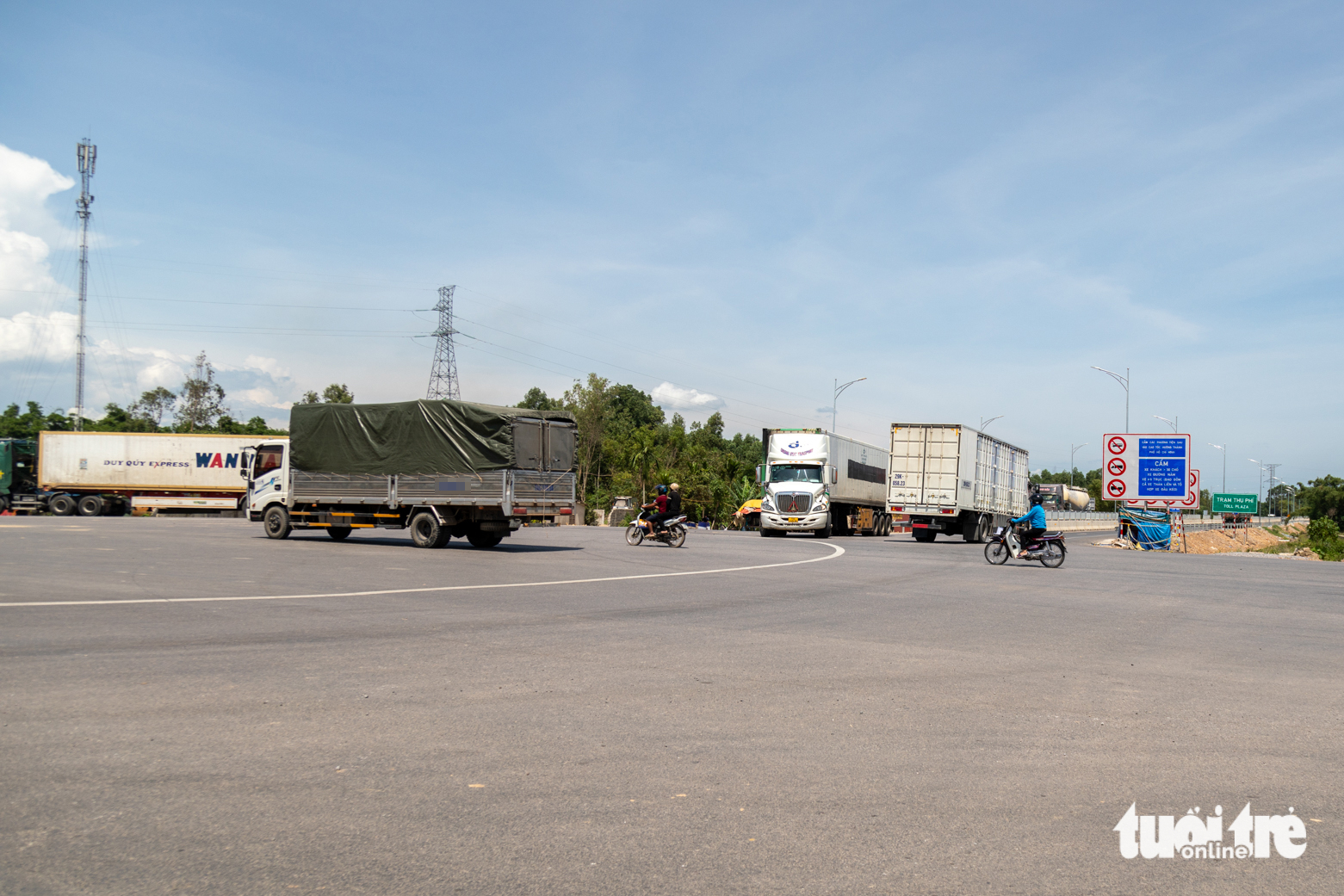 Cam Lộ - 国道9号交叉口交通混乱，司机随意停车