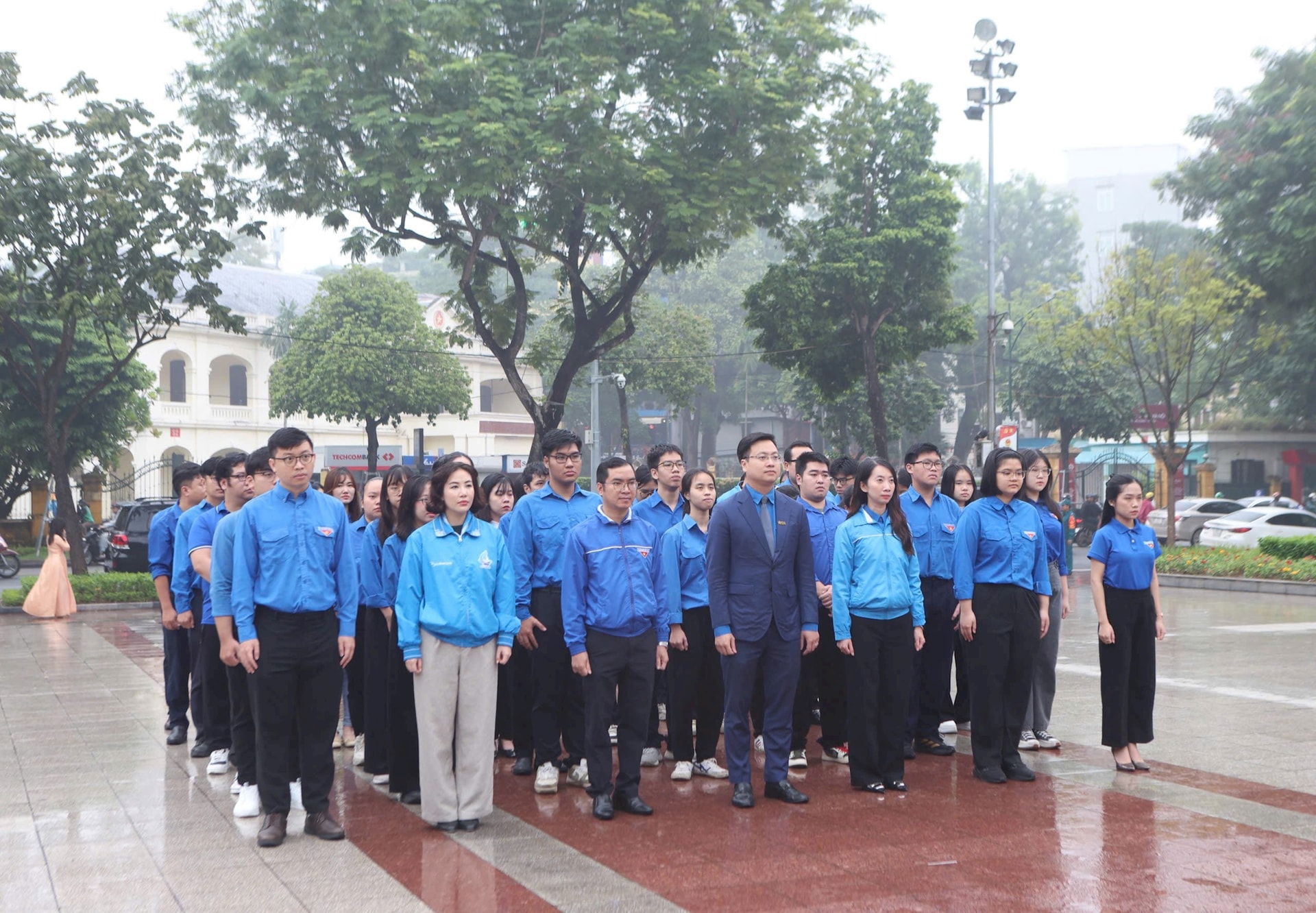 河内市委书记阮唯玉在列宁纪念碑献花纪念俄国十月革命