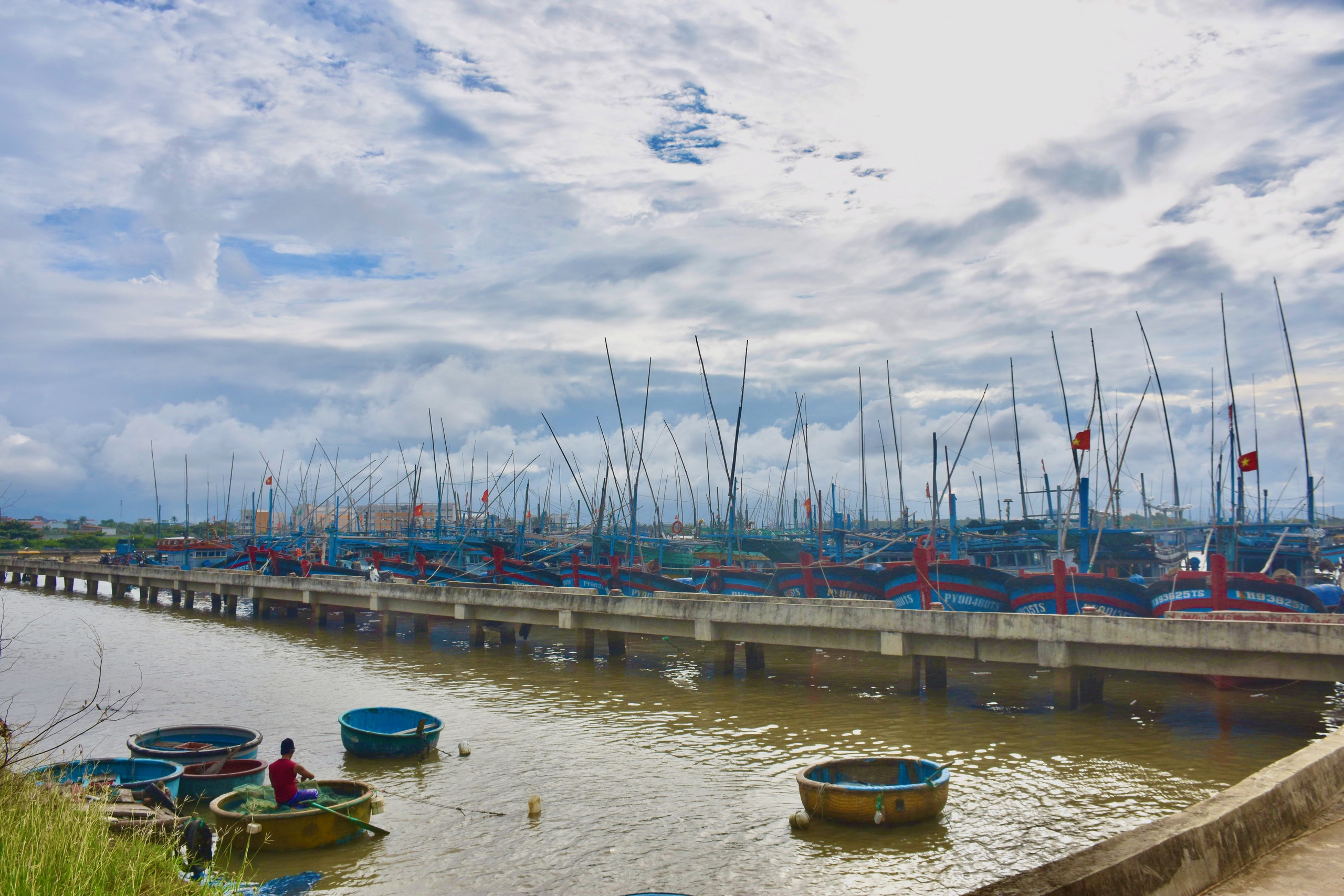 Đắk Lắk 要求 24 艘渔船移出 Kalmaegi 台风的危险影响区域