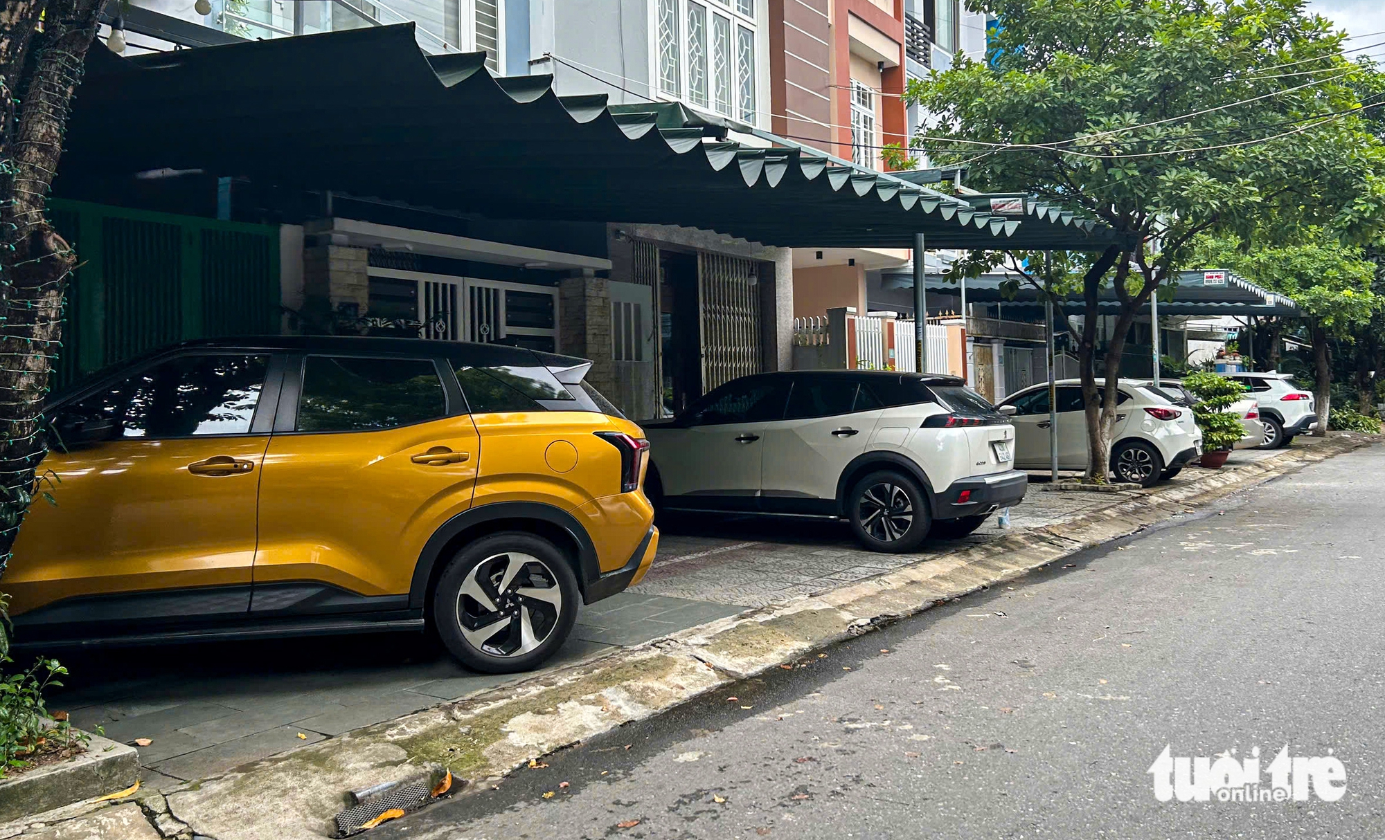岘港多条街道变成'停车场'