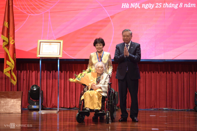 总书记向阮氏萍女士授予劳动英雄称号