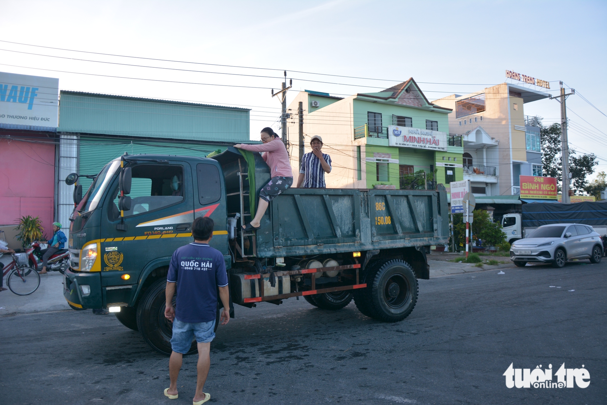 今天上午，洪水仍使平顺省旧区的函胜、富隆地区处于孤立状态