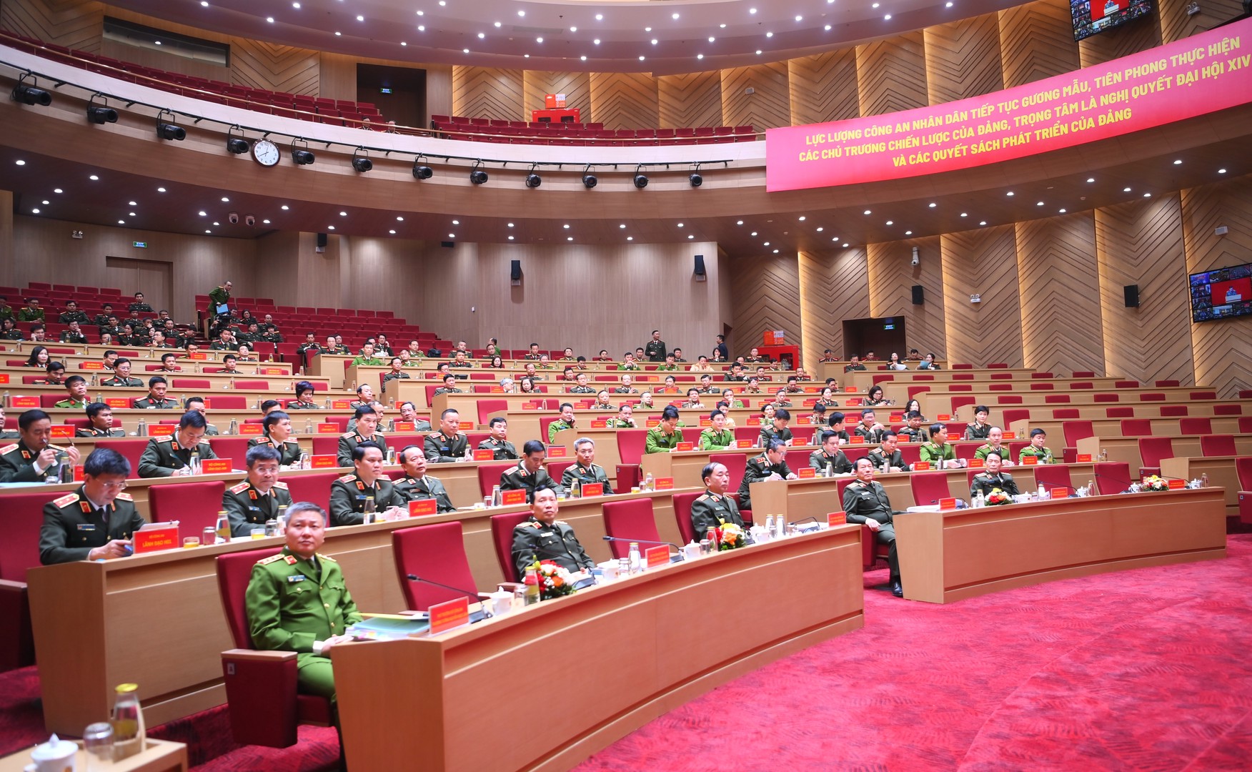 公安部发起'三个最'竞赛运动：最纪律、最忠诚、最亲民