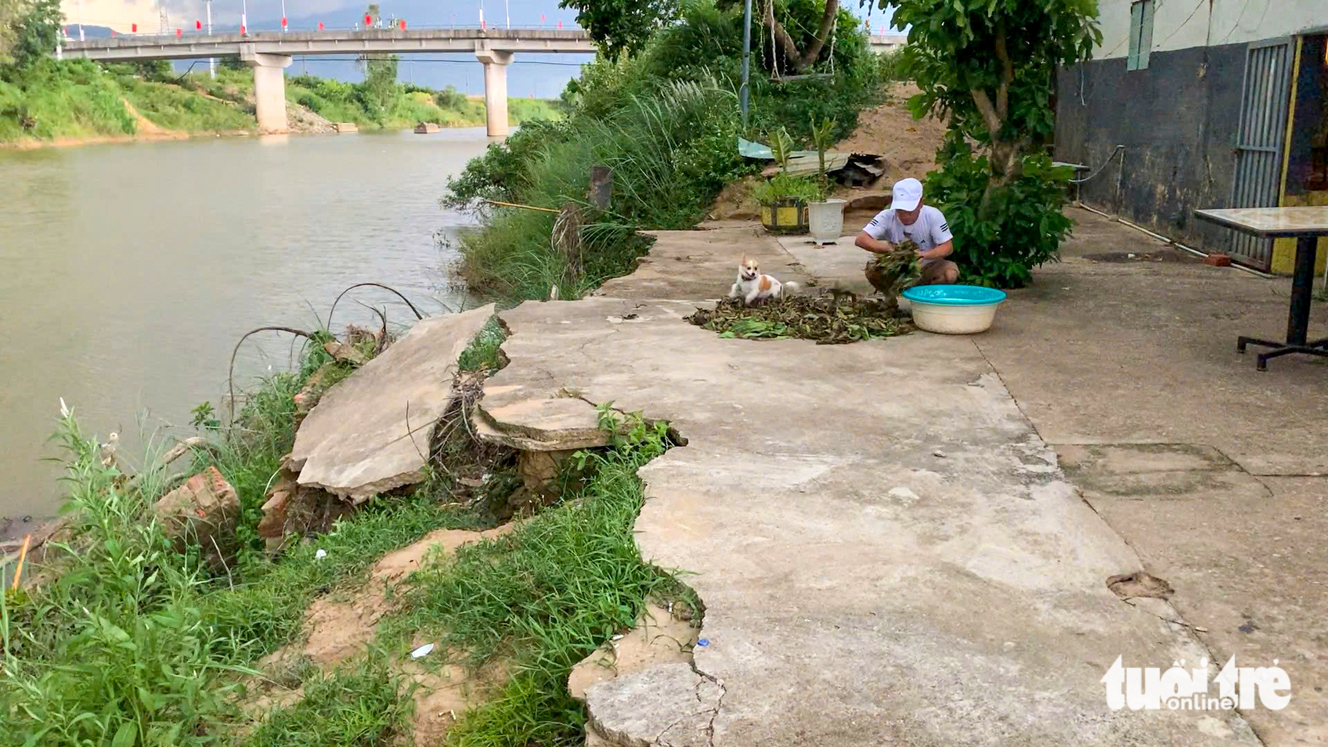 居民在台风神风来临前对河岸滑坡忧心忡忡