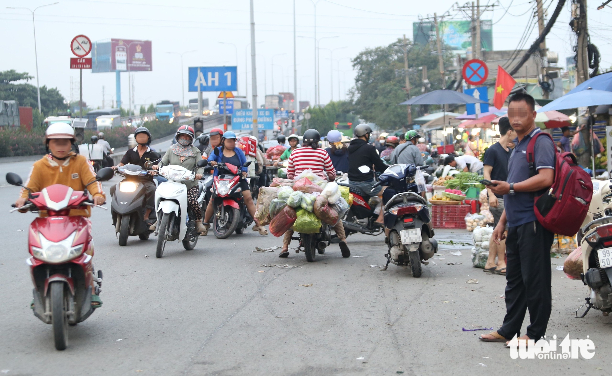 胡志明市摩托车排队逆行，多条道路成为违规者的专用车道