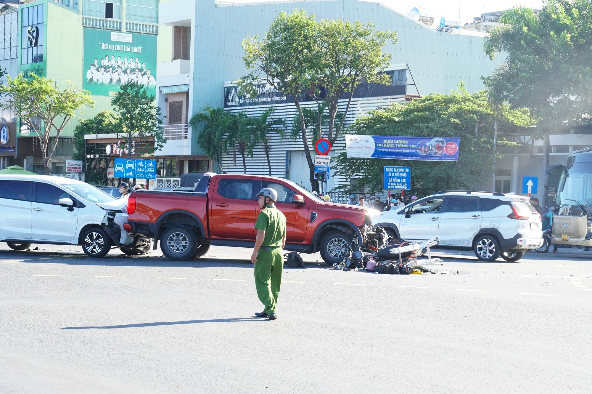 岘港市中心十字路口发生连环事故，现场有一辆摩托车和四辆汽车