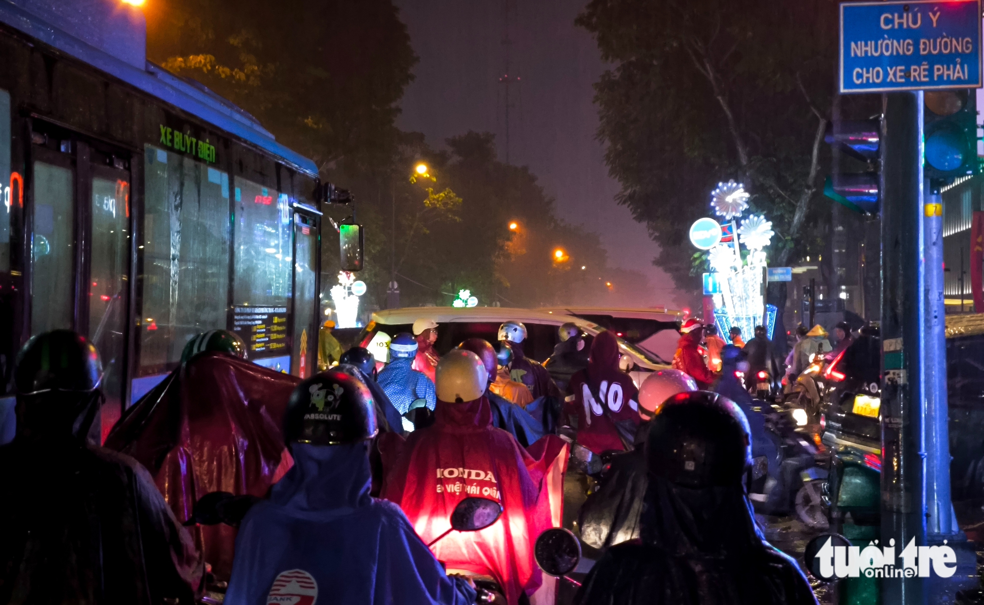 遭遇大雨和拥堵，胡志明市市民无奈爬上人行道寻找出路