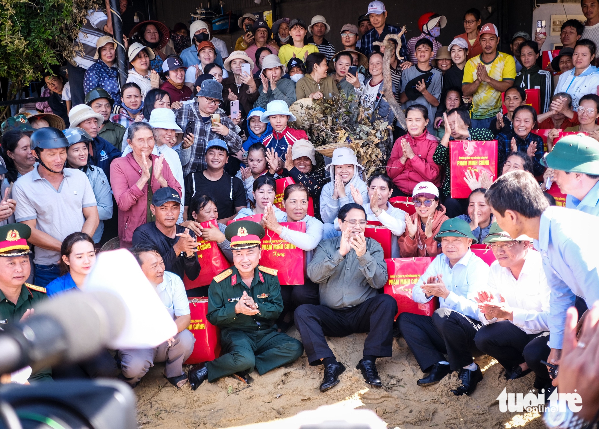 视察13号台风中心地区，范明政总理指示为民众重建房屋