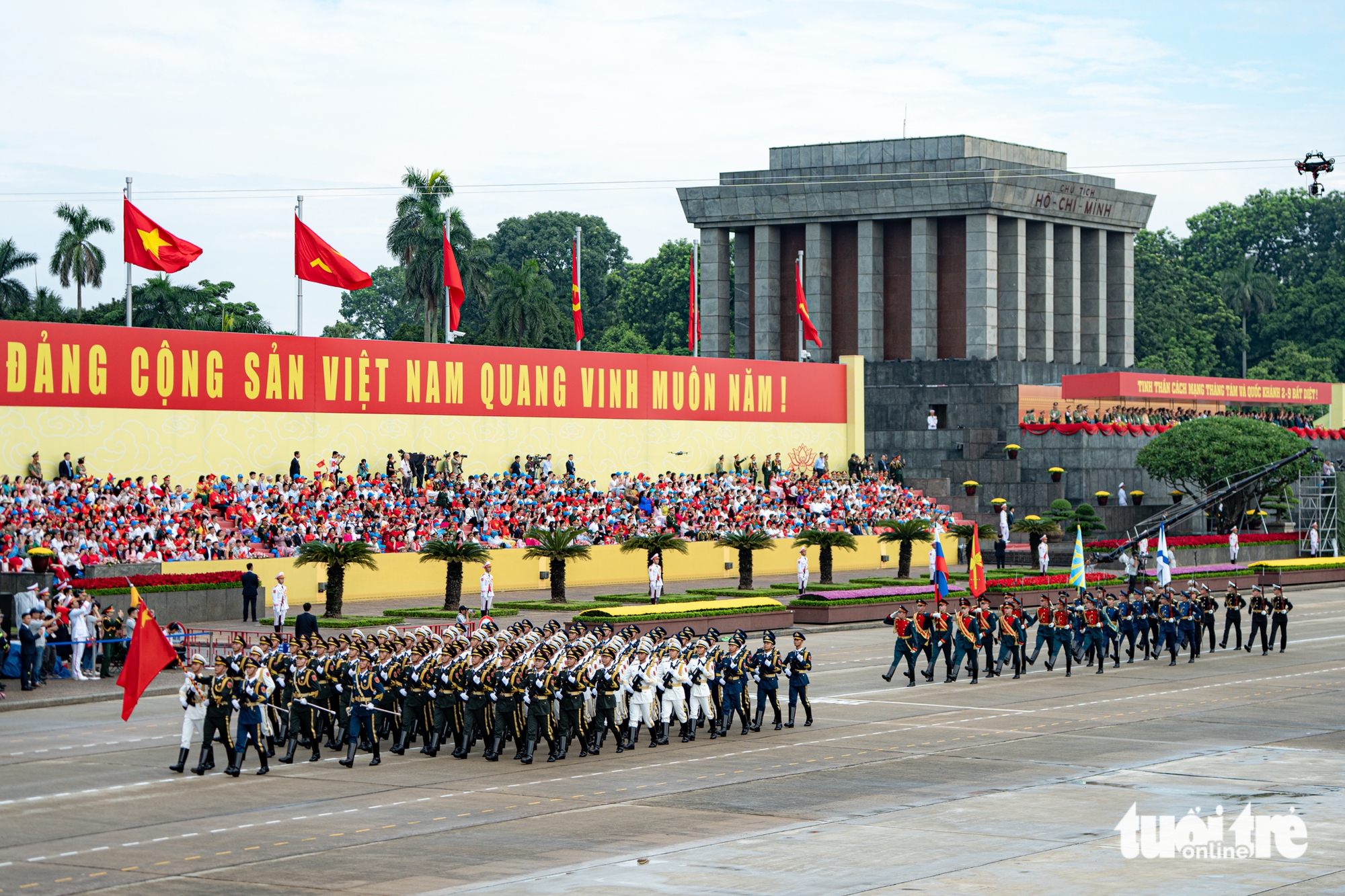 俄罗斯、中国、老挝、柬埔寨军人在巴亭广场阔步前行的画面