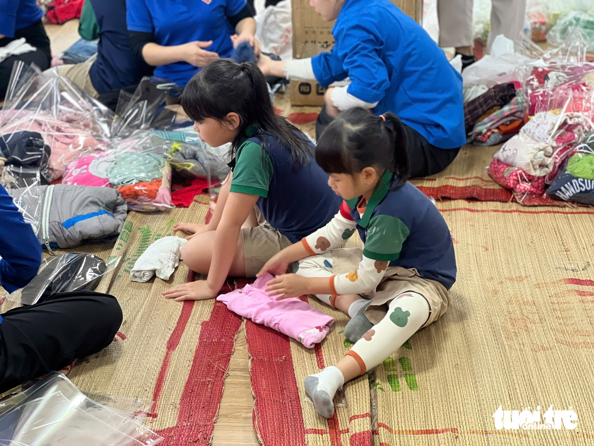 心疼幼儿园孩子们打包每双'还能穿'的鞋子送给洪水区的朋友