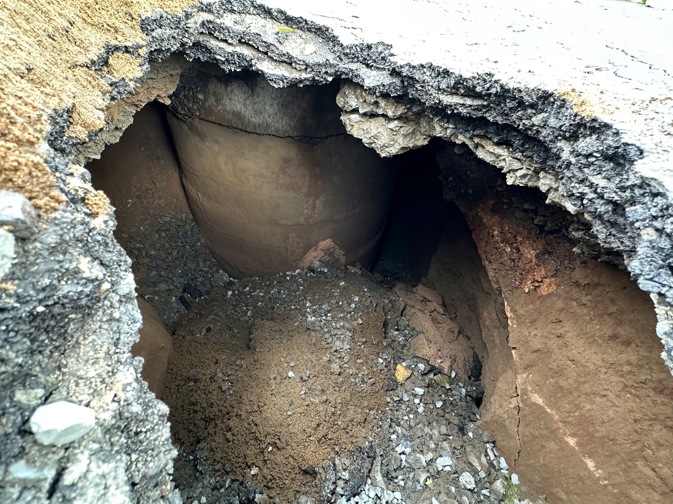 深度超过2米的“死亡坑”出现在新铺设沥青的道路上