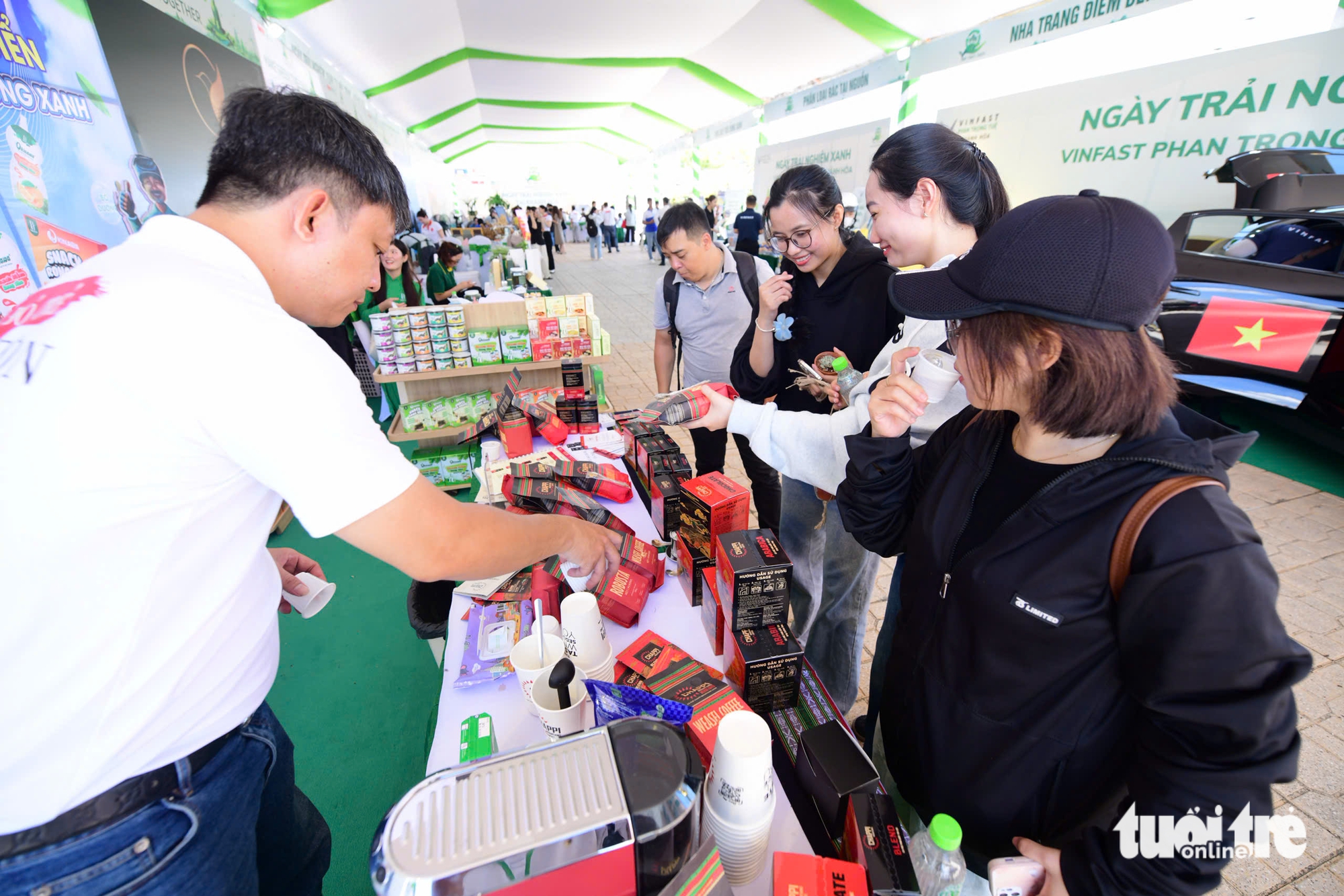 超过1200名游客探索庆和省绿色体验日，乘坐电动汽车，用垃圾换礼物