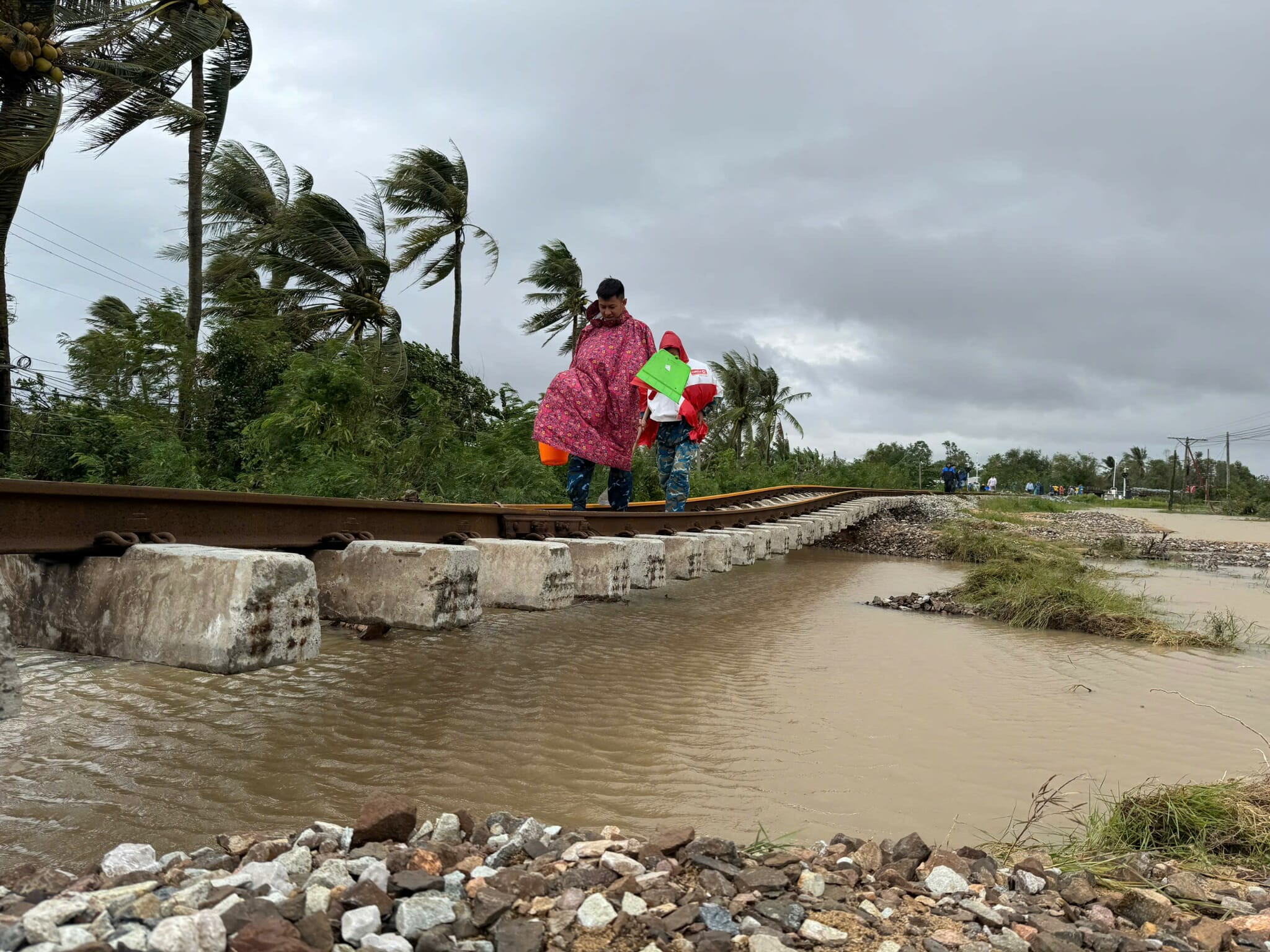 多处山体滑坡，数千居民仍被隔离
