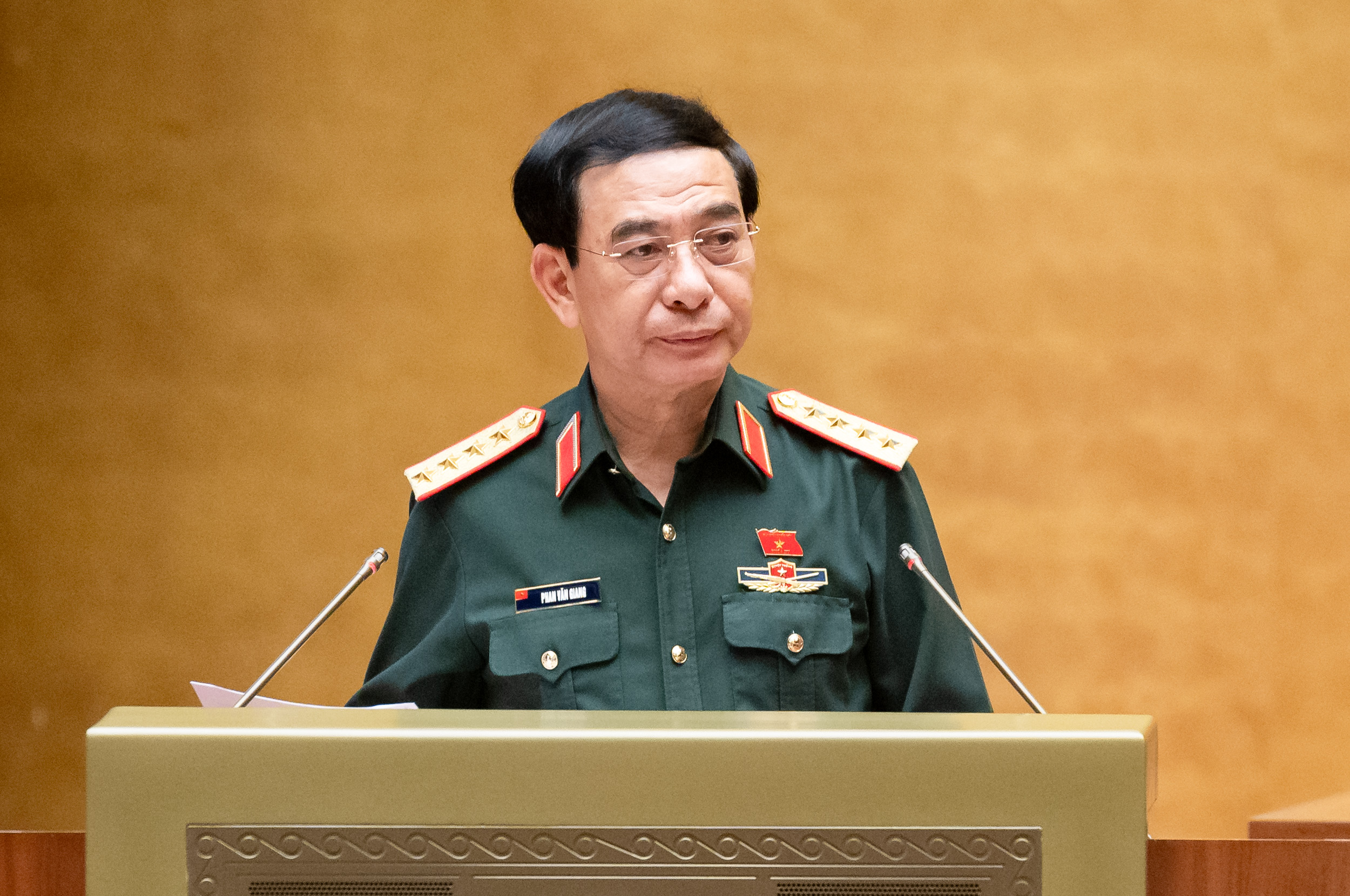 大将潘文江提交关于颁布紧急状态的法律