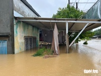 顺化河沿岸村庄95%被淹没,香蕉筏成为民众渡洪的船只