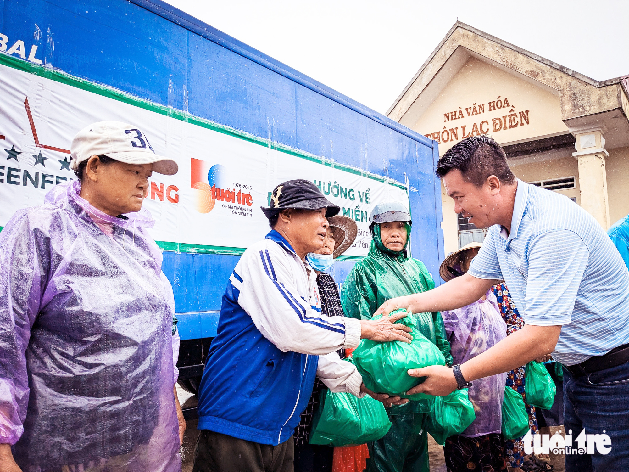 GREENFEED越南公司联合青年报向平定省、富安省旧洪灾区民众赠送礼物