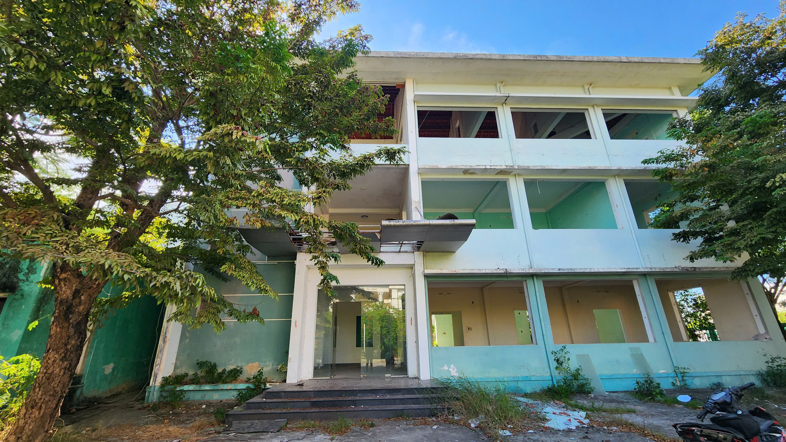 顺化市规划建设院总部荒废，成为吸毒场所
