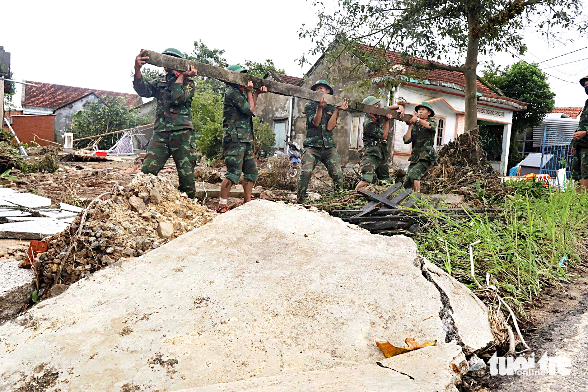 洪灾中心等待重建的悲伤地区