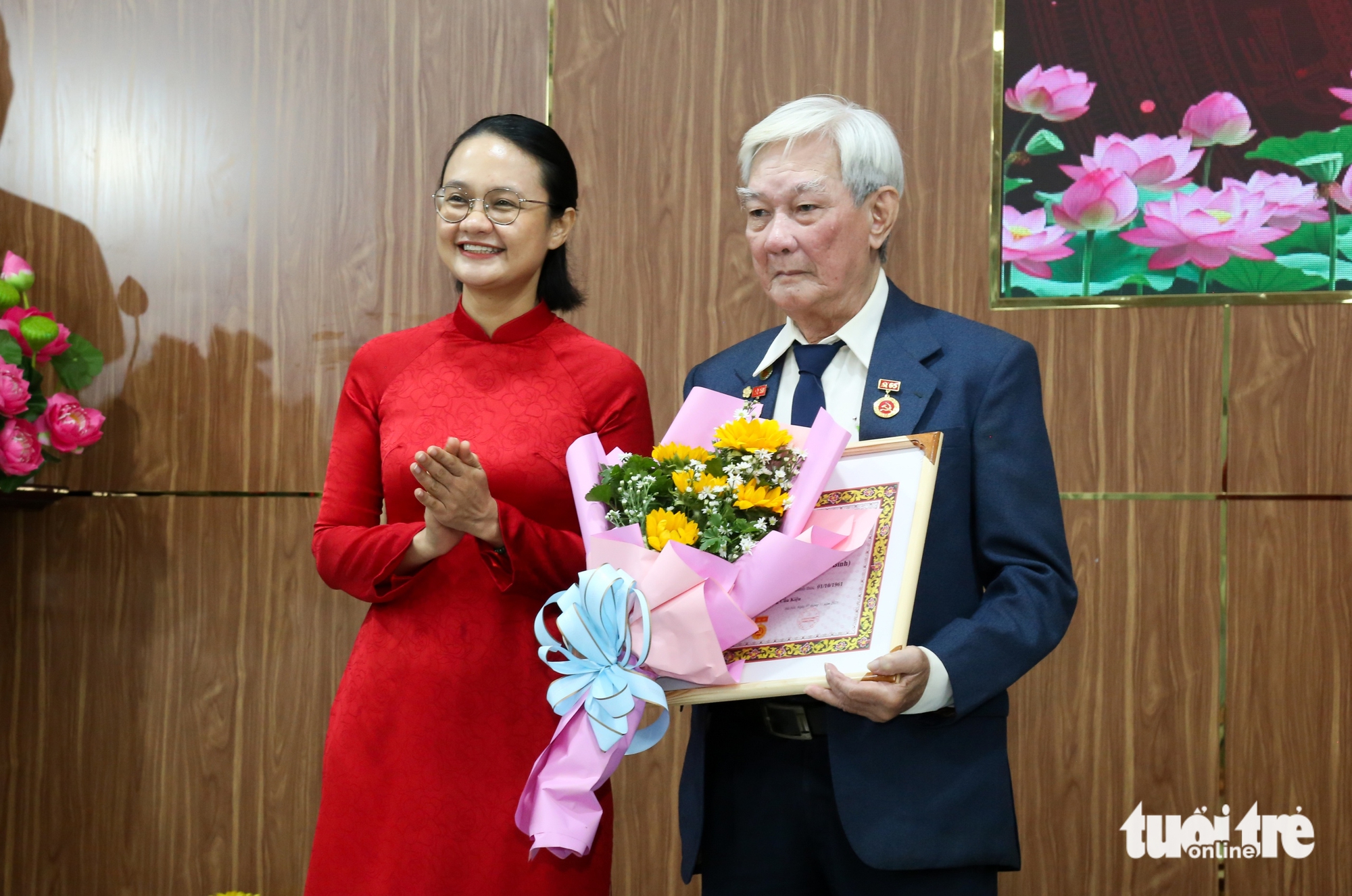 胡志明市桥郡向30名党员颁发党徽